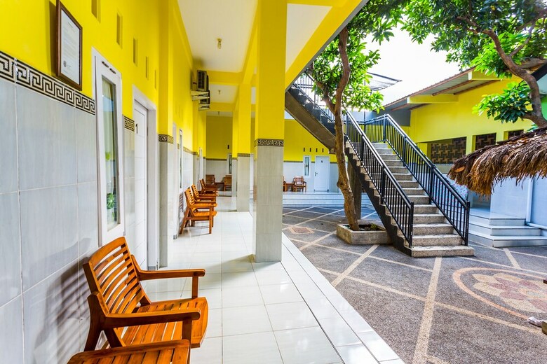 Hostal Oyo 1427 Azzahra Guest House