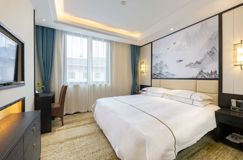 Yiwu Luck Bear Hotel