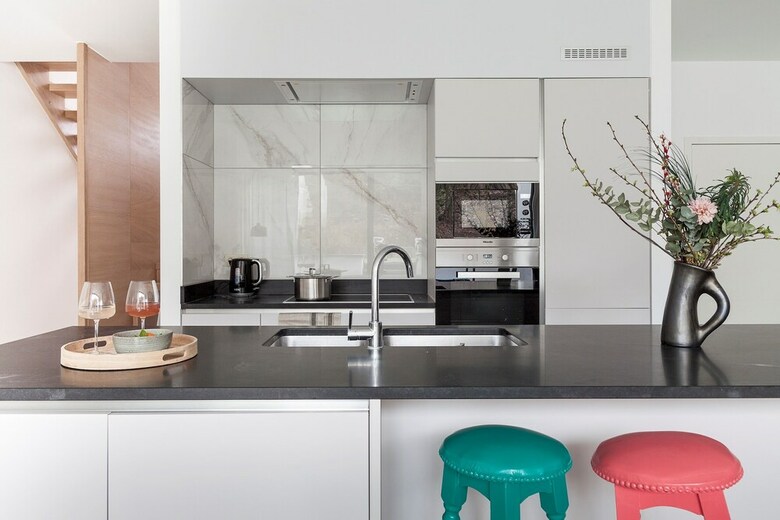 Unit 6 - Colorful Smart Home Triplex Private Garden & Parking