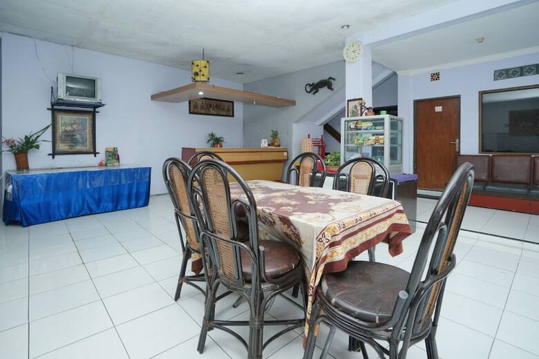 Hostal Oyo 2003 Female Guest House