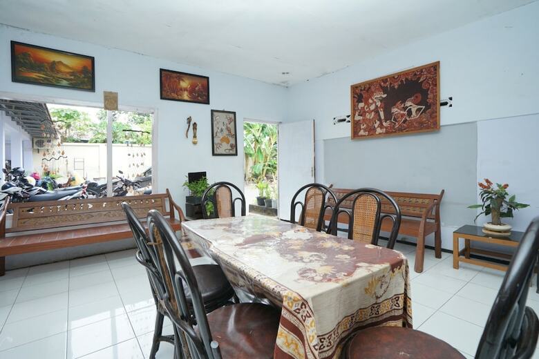 Hostal Oyo 2003 Female Guest House