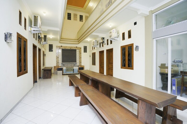 Hostal Oyo 1642 Penginapan Anggrek Syariah 2