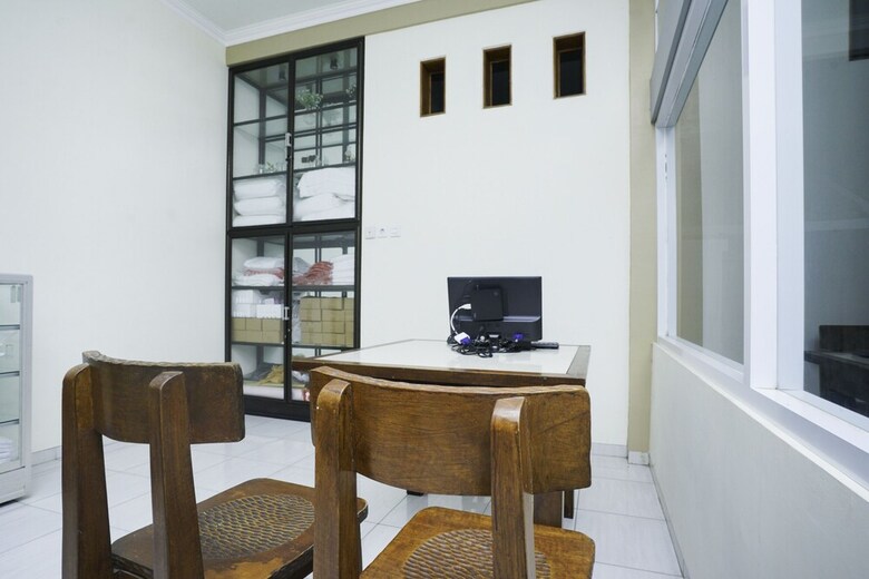 Hostal Oyo 1642 Penginapan Anggrek Syariah 2
