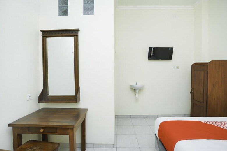 Hostal Oyo 1642 Penginapan Anggrek Syariah 2