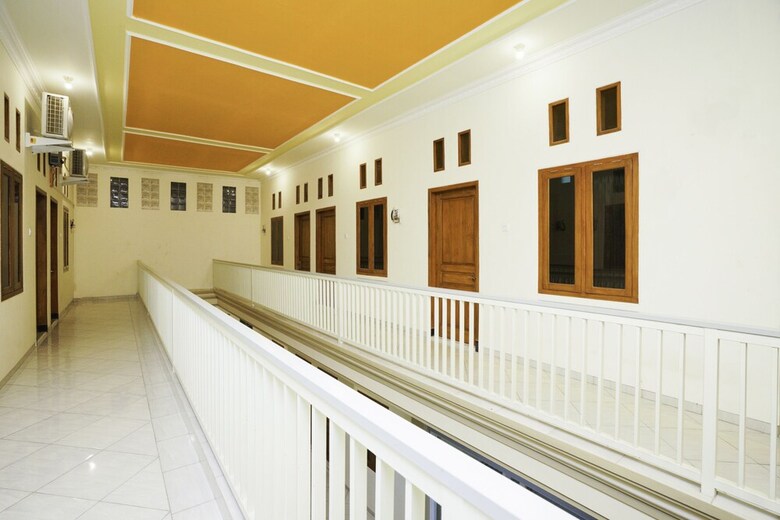 Hostal Oyo 1642 Penginapan Anggrek Syariah 2