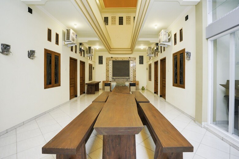 Hostal Oyo 1642 Penginapan Anggrek Syariah 2