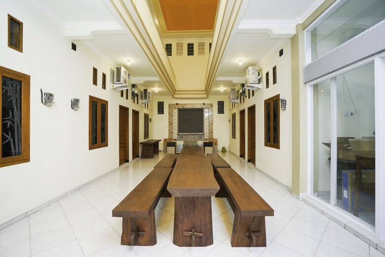 Hostal Oyo 1642 Penginapan Anggrek Syariah 2