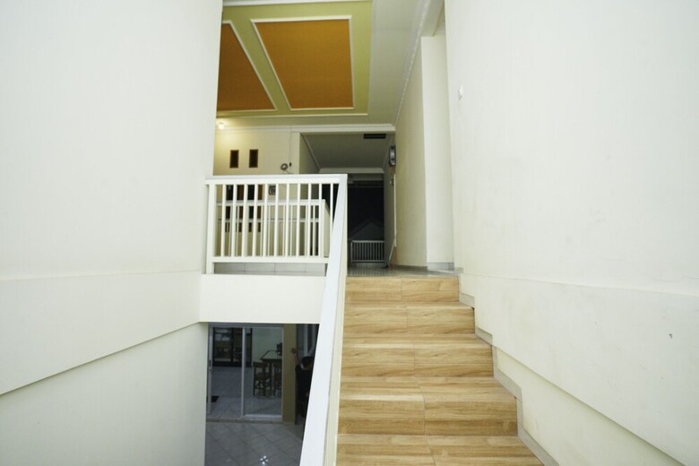 Hostal Oyo 1642 Penginapan Anggrek Syariah 2