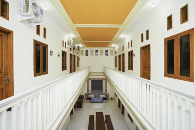 Hostal Oyo 1642 Penginapan Anggrek Syariah 2