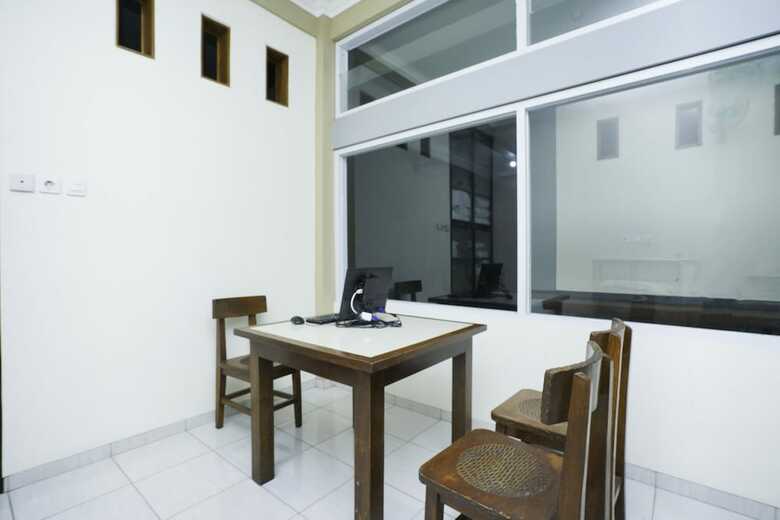 Hostal Oyo 1642 Penginapan Anggrek Syariah 2