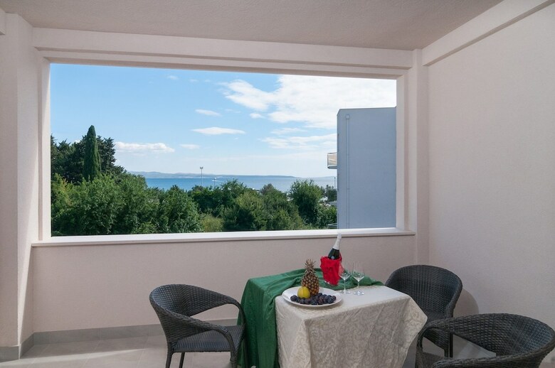 Hotel Luxury Rooms Near The Beach 1