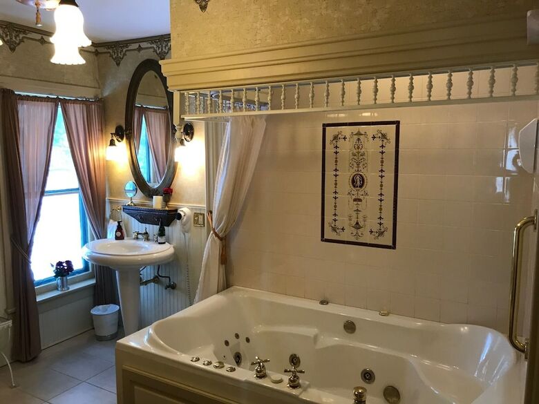 Bed & Breakfast Iron Amethyst Inn