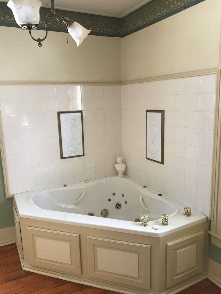 Bed & Breakfast Iron Amethyst Inn
