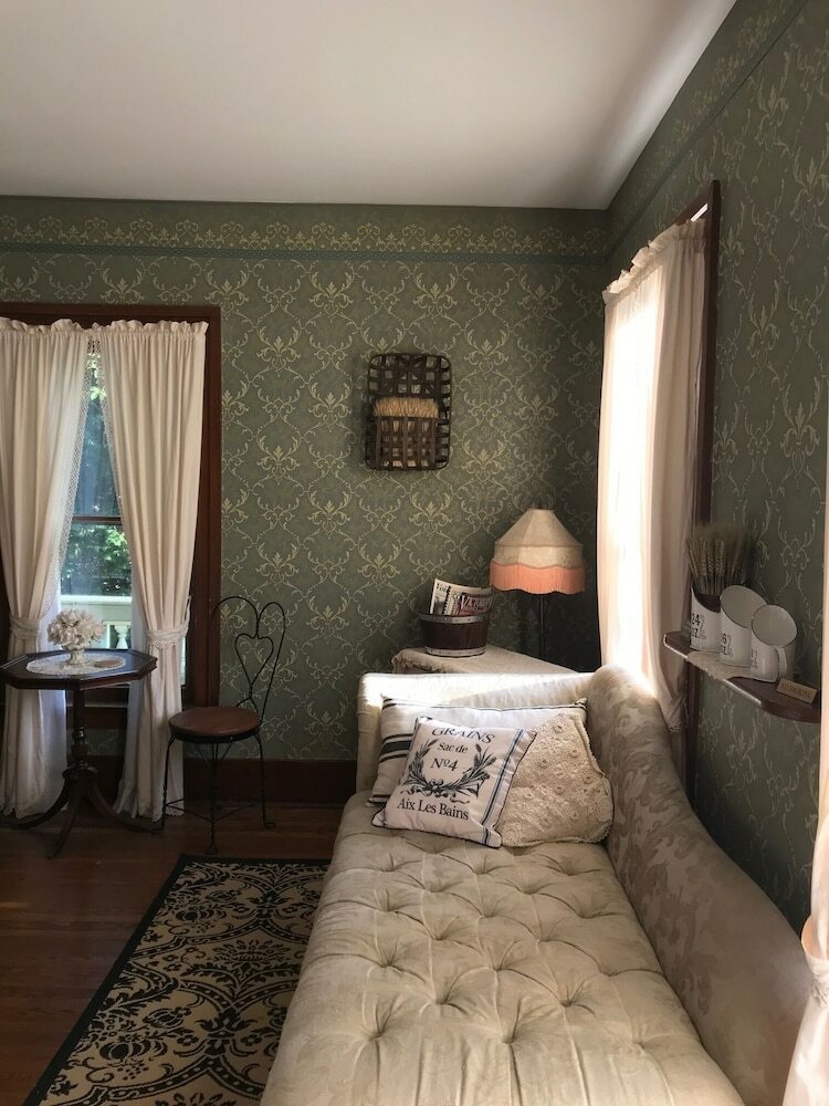 Bed & Breakfast Iron Amethyst Inn