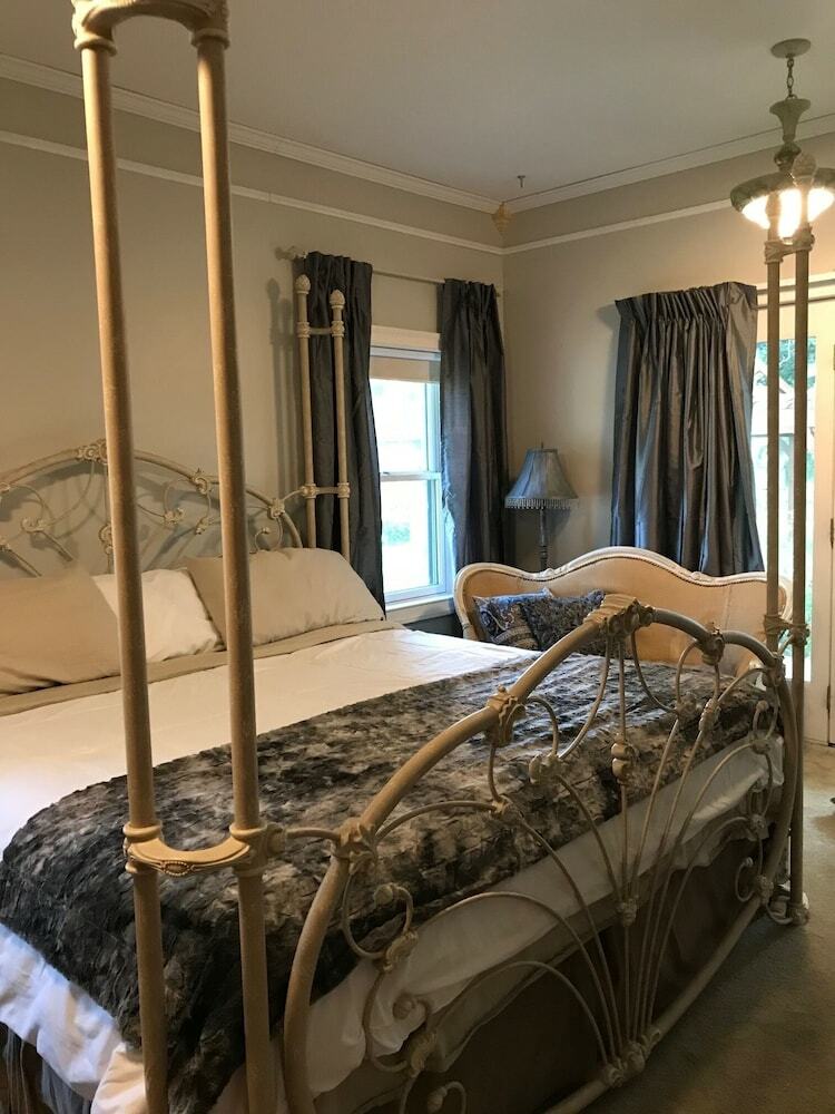 Bed & Breakfast Iron Amethyst Inn