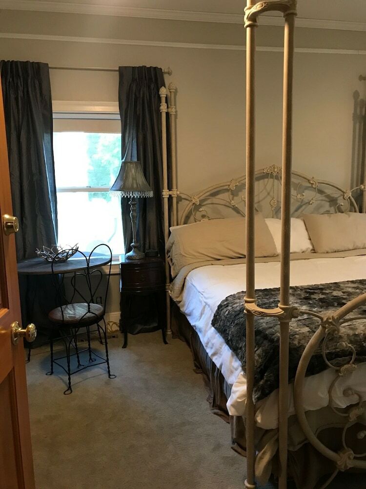Bed & Breakfast Iron Amethyst Inn