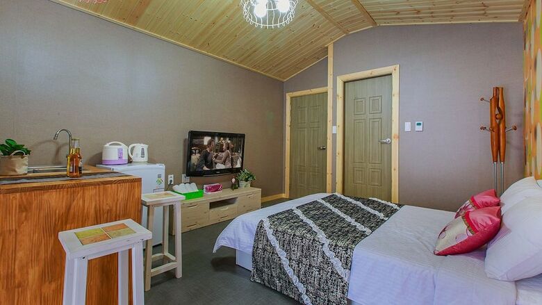 Lake And Pine Spa Pension