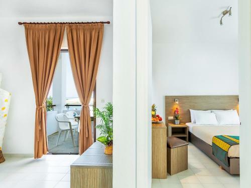 Xenios Dolphin Beach Hotel