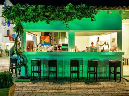 Xenios Dolphin Beach Hotel