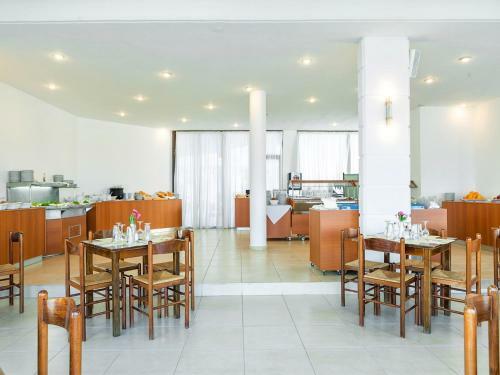 Xenios Dolphin Beach Hotel