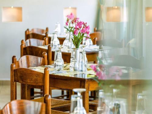 Xenios Dolphin Beach Hotel
