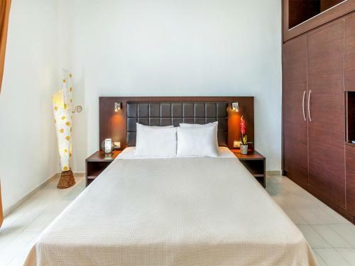 Xenios Dolphin Beach Hotel
