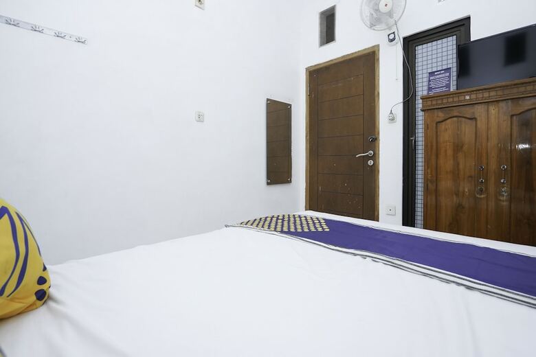 Hostal Spot On 2479 Berkah Residence Syariah