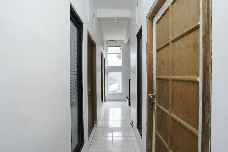 Hostal Spot On 2479 Berkah Residence Syariah
