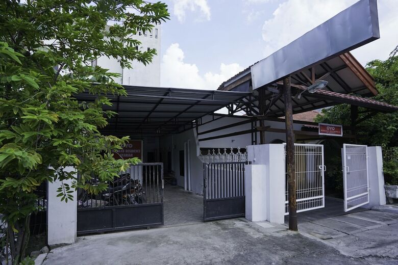 Hostal Spot On 2479 Berkah Residence Syariah