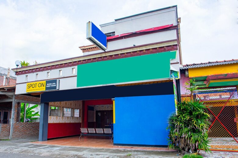 Hostal Spot On 2473 Buana Jaya Guest House