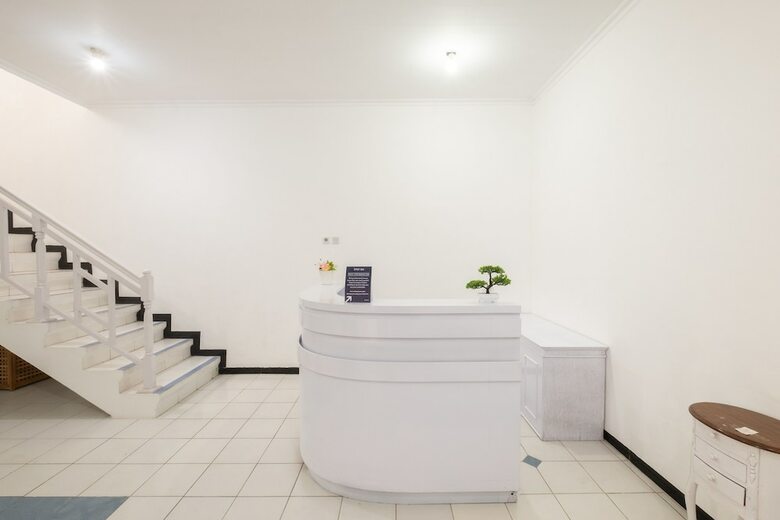 Hotel Spot On 2435 Roemah Hijaubiru