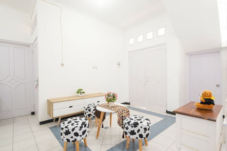 Hotel Spot On 2435 Roemah Hijaubiru