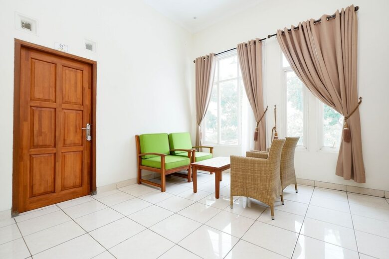 Hostal Oyo 2428 Trision Hostel