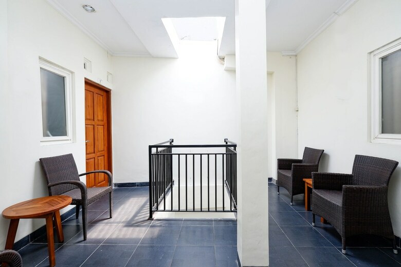 Hostal Oyo 2428 Trision Hostel