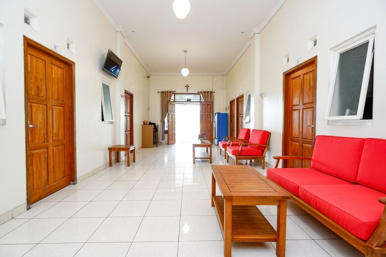 Hostal Oyo 2428 Trision Hostel
