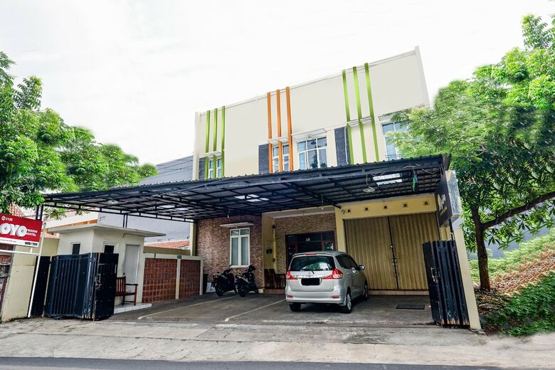 Hostal Oyo 2428 Trision Hostel