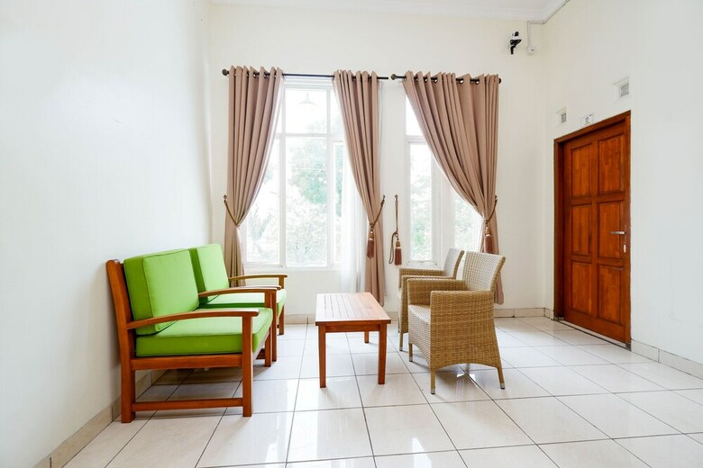 Hostal Oyo 2428 Trision Hostel
