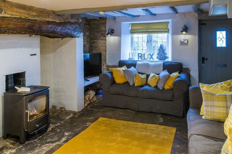 Cosy 2 Bedroom Cottage With Log-burner & Parking