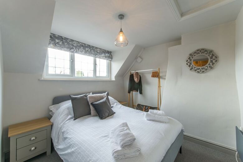 Cosy 2 Bedroom Cottage With Log-burner & Parking