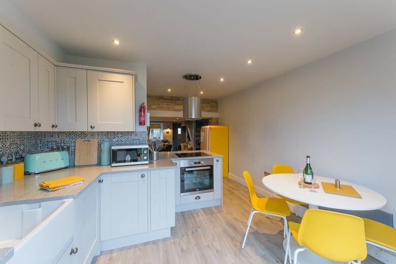 Cosy 2 Bedroom Cottage With Log-burner & Parking