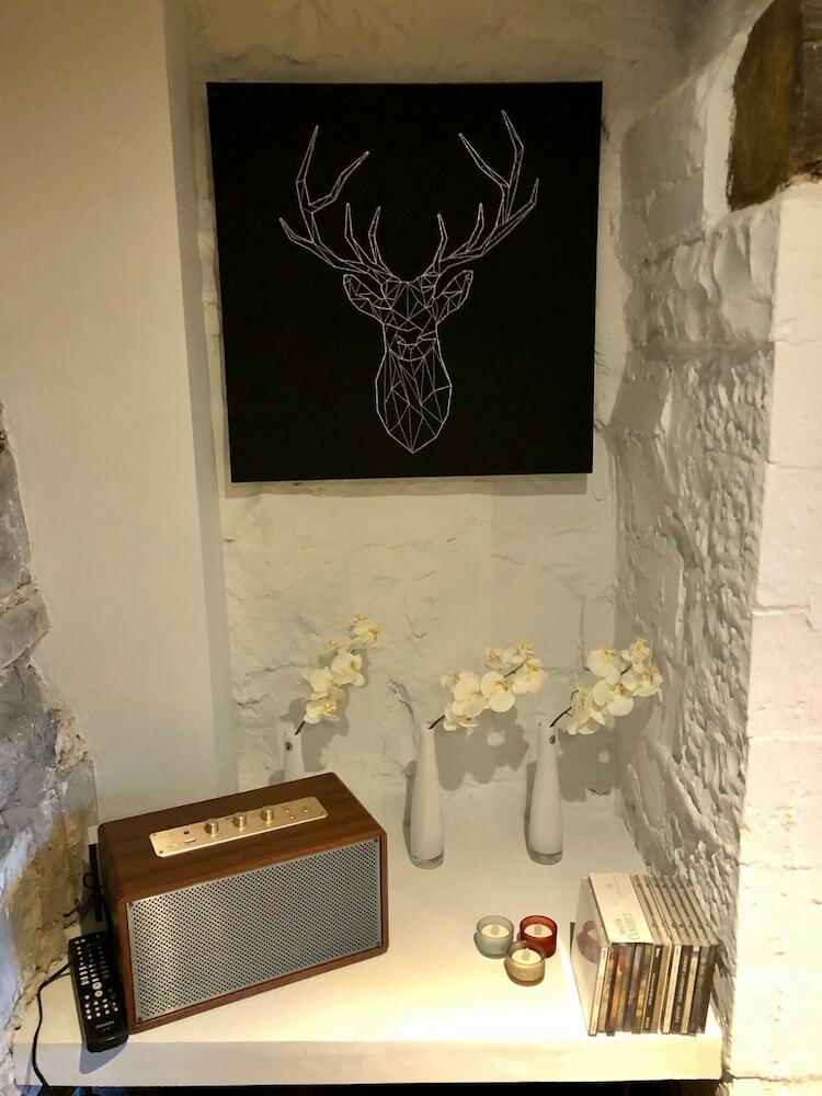 Cosy 2 Bedroom Cottage With Log-burner & Parking