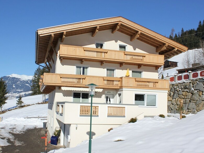 Beautiful Apartment Near Mountains In Gerlosberg