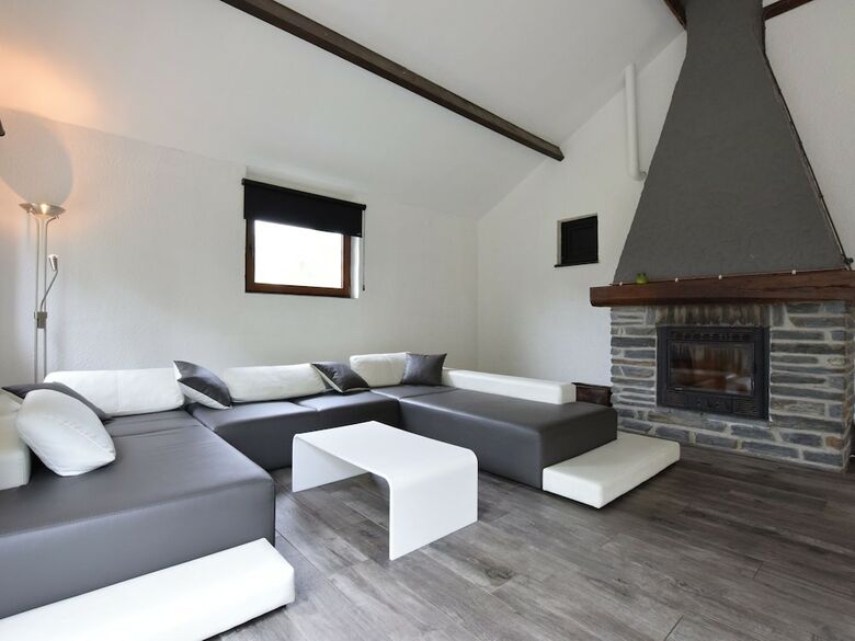 Spacious Holiday Home La Roche-en-ardenne With Pool