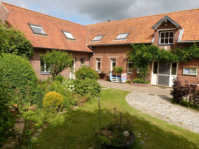 Modern Holiday Home In Hondschoote With Garden