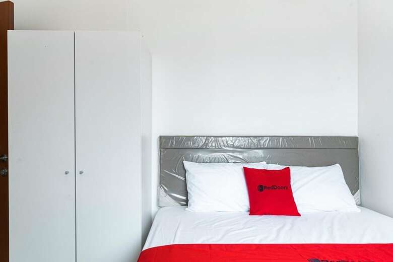 Hotel Reddoorz Plus @ Ecohome Citra Raya Tangerang