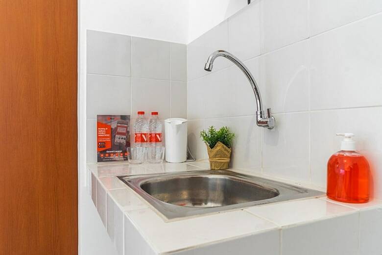 Hotel Reddoorz Plus @ Ecohome Citra Raya Tangerang