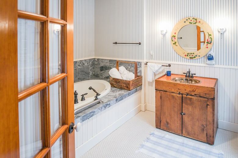 Bed & Breakfast Round Barn Farm B & B Event Center