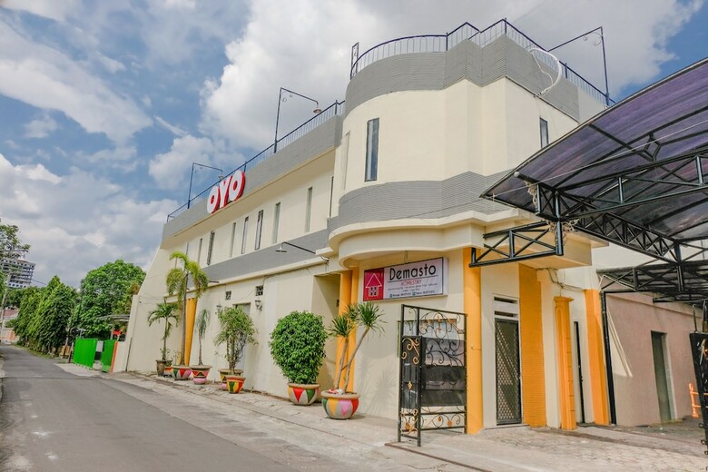 Hostal Oyo 2614 Demasto Homestay