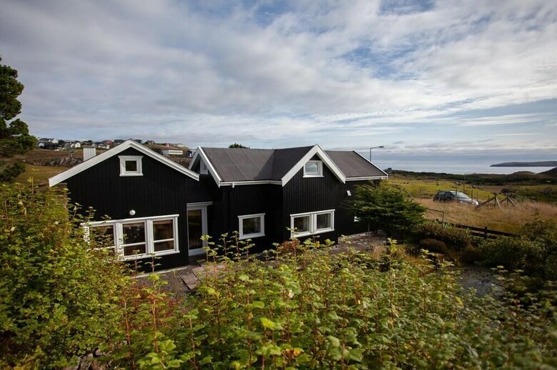Red Robin - Vacation Homes Next To Svartifossur Waterfall