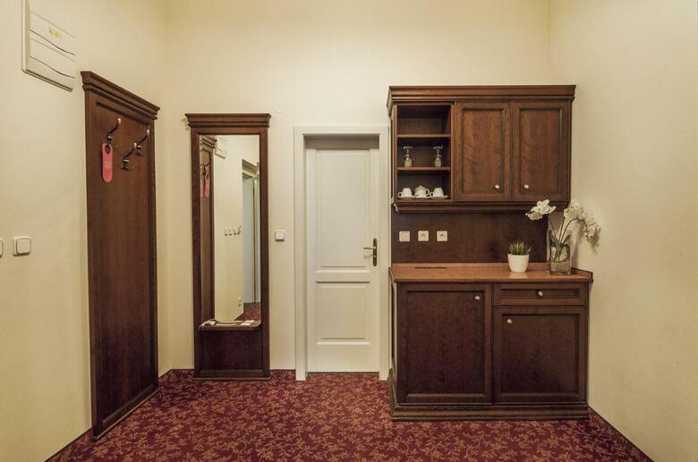 Ontario Hotel Garni